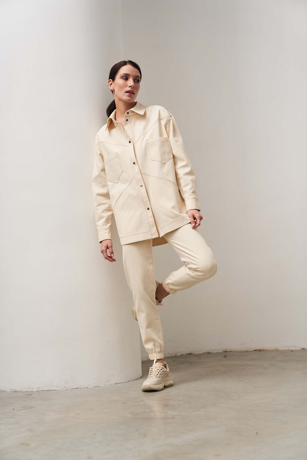 Миниатюра: Молочные джинсовые штаны джоггеры с карманами