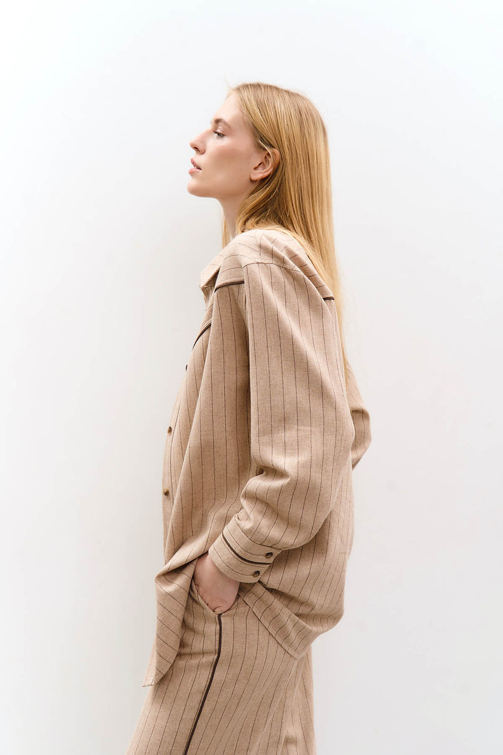 Прев'ю: Бежеві штани у смужку з декоративним кантом