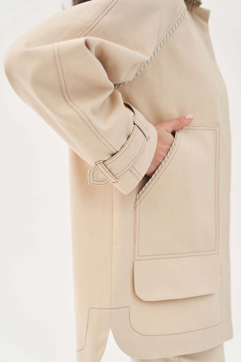 Прев'ю: Подовжена бежева куртка з декоративним кантом у смужку