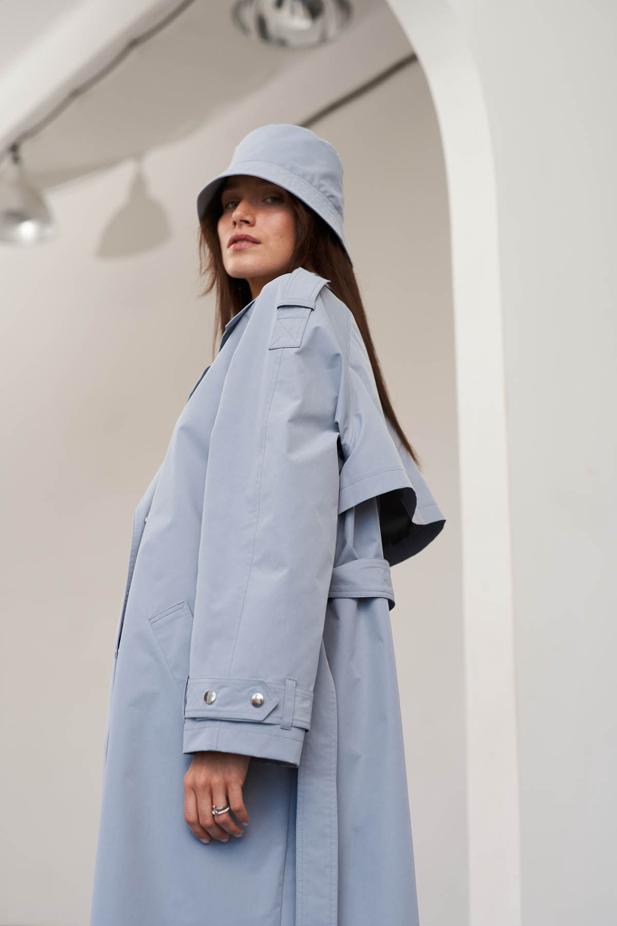 Голубой тренч свободного кроя на подкладке