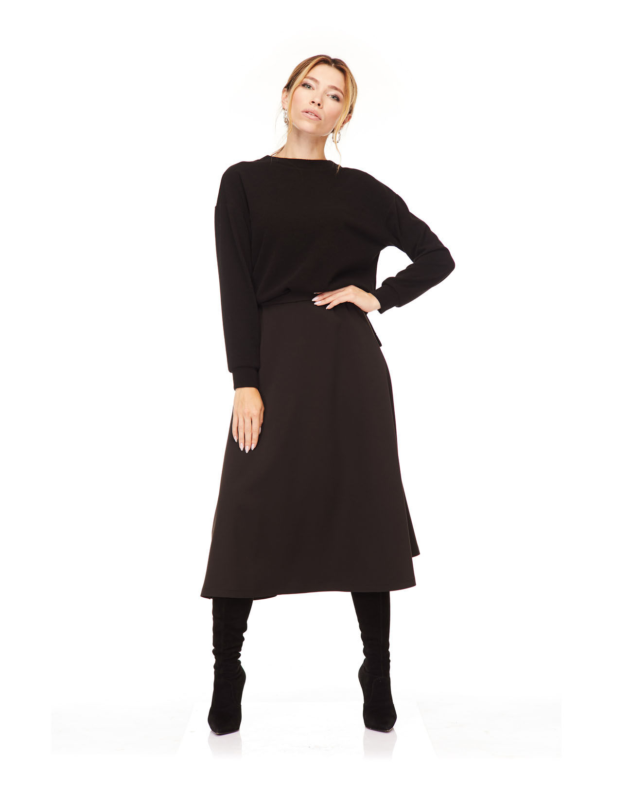 Костюм: Ангоровий світшот вільного крою та спідниця міді із завищеною талією