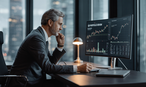 Trader analisando gráficos no computador com foco em gestão de risco no trading, controle de perdas e tomada de decisão no mercado financeiro.