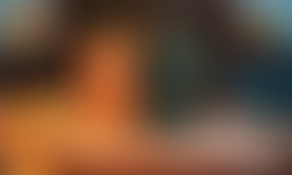 Livro “The Zurich Axioms” de Max Gunther aberto sobre uma mesa com gráficos financeiros, laptop com tela de candlesticks e ambiente de escritório clássico, simbolizando análise e estratégia de investimento.