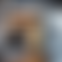 Cofre metálico aberto com cofrinho e maços de dinheiro, simbolizando Renda Fixa: Tesouro Direto, LCI e CRI.