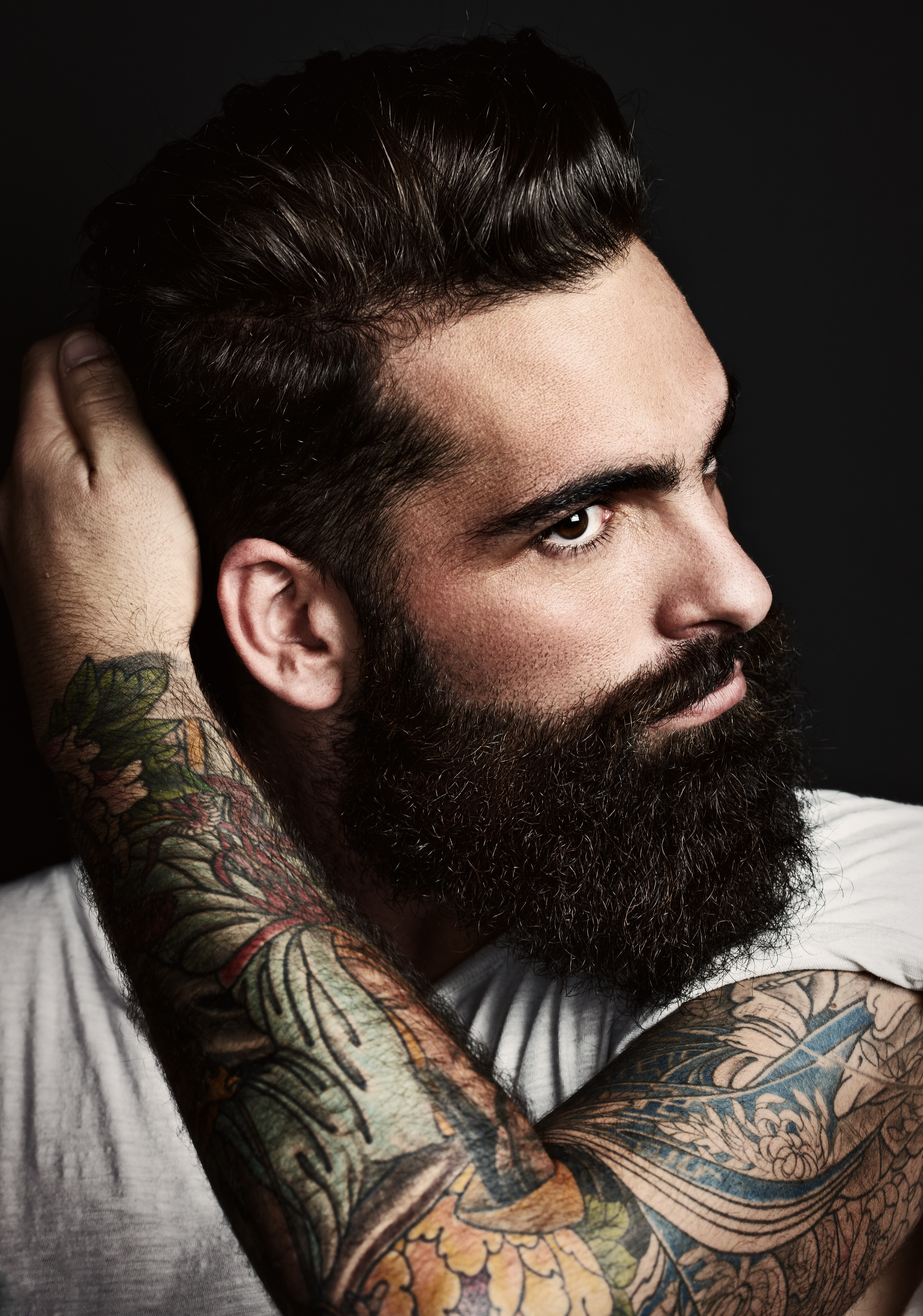 Hombre con un brazo tatuado