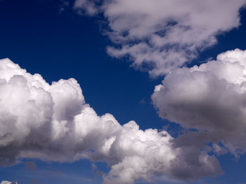 Wolkenformation am blauen Himmel