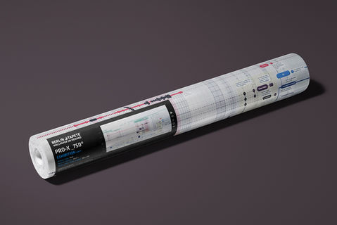 Tapetenrolle mit Logo und schwarzem Etikett mit Ausstellungsbeschriftung