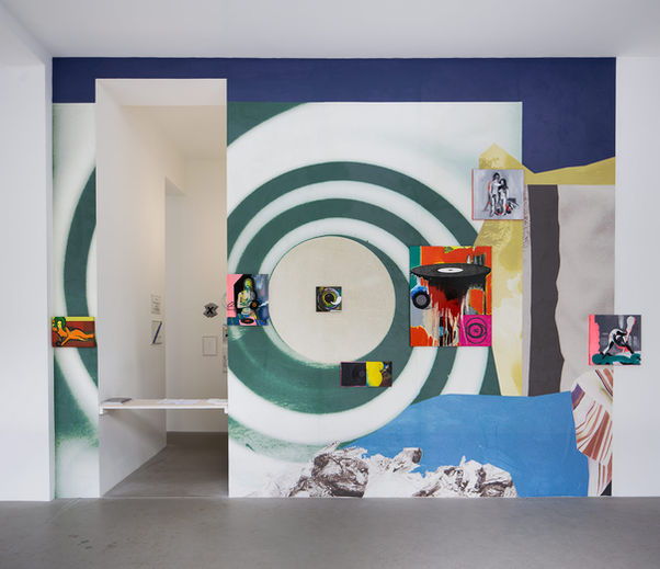 Kunstausstellung mit Wandbild abstrakte Kunst