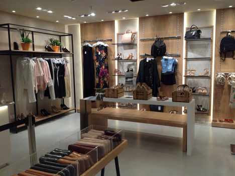 Expositores metálicos para loja de roupas, sapatos e acessórios.