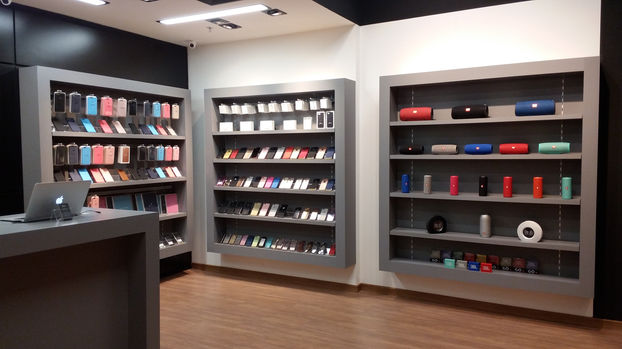 Expositores metálicos para loja de roupas, sapatos e acessórios.