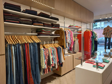 Expositores metálicos para loja de roupas, sapatos e acessórios.