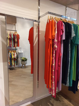 Expositores metálicos para loja de roupas, sapatos e acessórios.