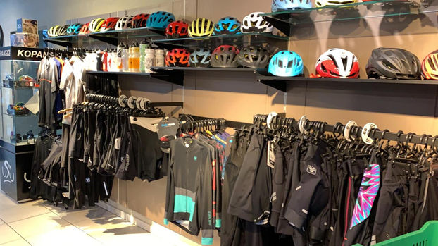 Expositores metálicos para loja de roupas, sapatos e acessórios.