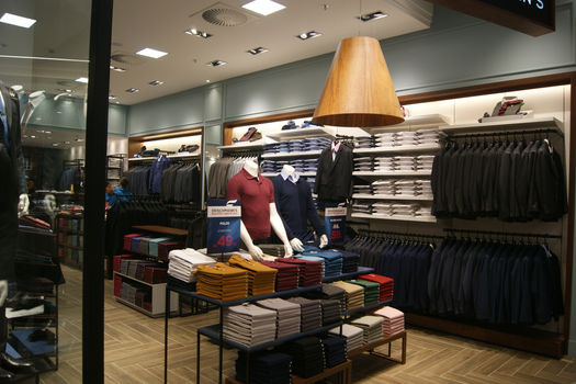 Expositores metálicos para loja de roupas, sapatos e acessórios.