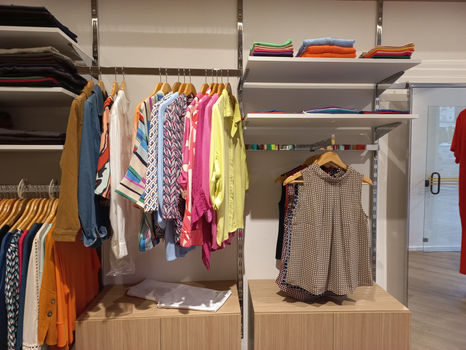 Expositores metálicos para loja de roupas, sapatos e acessórios.