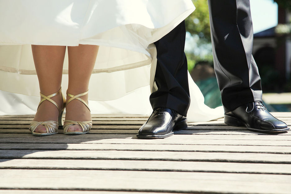 Das Fest am Abend macht den Tag komplett. Das schmackhafte Essen, der Hochzeitstanz, Gästebeiträge, die Hochzeitstorte,… Ihr entscheidet, was euch wichtig ist und bis wann ich euch begleiten darf.
Damit ich auch bis zum Schluss genügend Energie habe, bin ich dankbar, wenn ich jeweils auch einen Sitzplatz unter den Gästen und etwas zu Essen bekomme.
Hier bin ich wieder als beobachtende Person dabei und immer bereit, alles für euch festzuhalten. In meinen Bildern spiele ich gerne mit dem Licht und den Farben die die Location bietet.