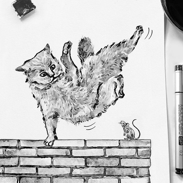 Eine springende Katze, die sich vor einer Maus erschrickt, die auf einer Mauer sitzt