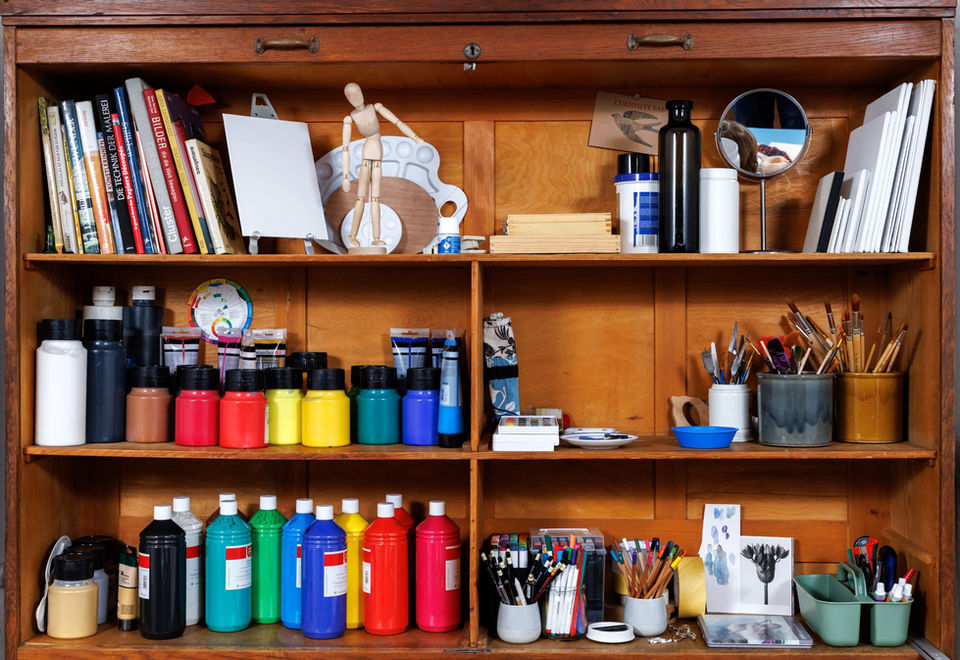 Kunstmaterial Schrank mit Farben und Pinsel Einladende, inspirierende, bunte Kunstmaterialien 
