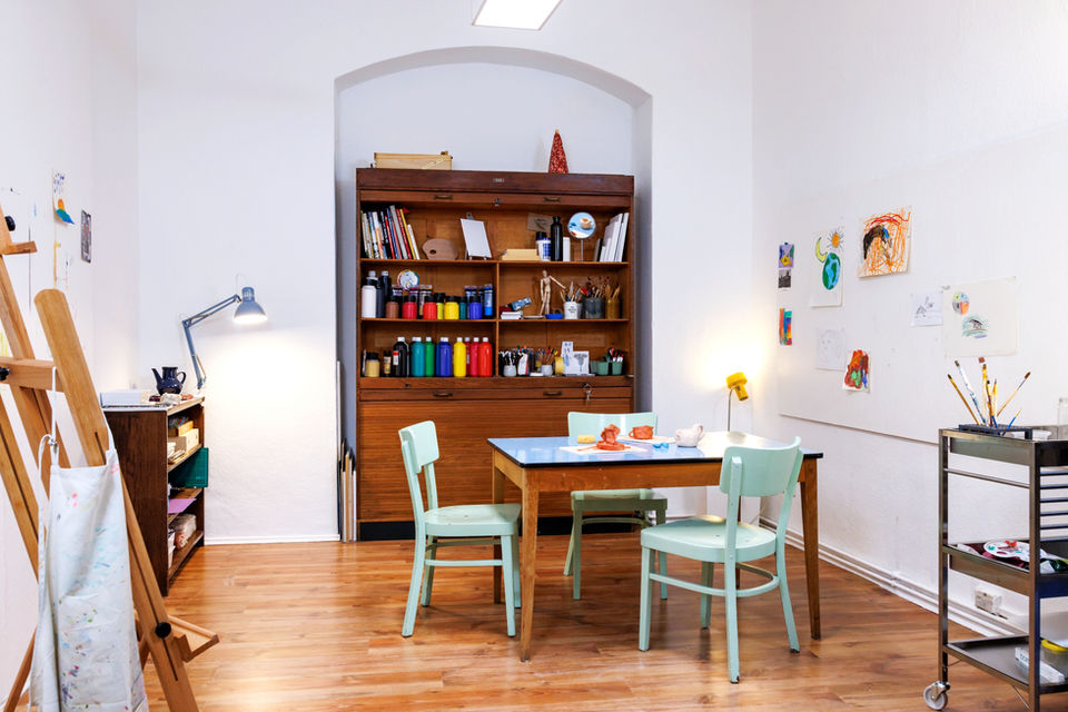 Kunsttherapie Praxis Kieselblau Einladender Praxisraum mit Arbeitsmöglichkeiten im Stehen und Sitzen