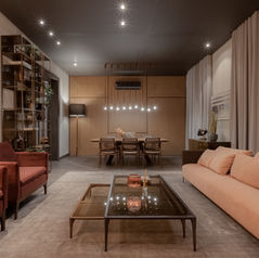 O ambiente conta com peças de design, saccaro e tokglas. Possui uma parede em MDF da Berneck e usinada com desenho exclusivo da arquiteta. Tapetes da Expresso do Oriente.