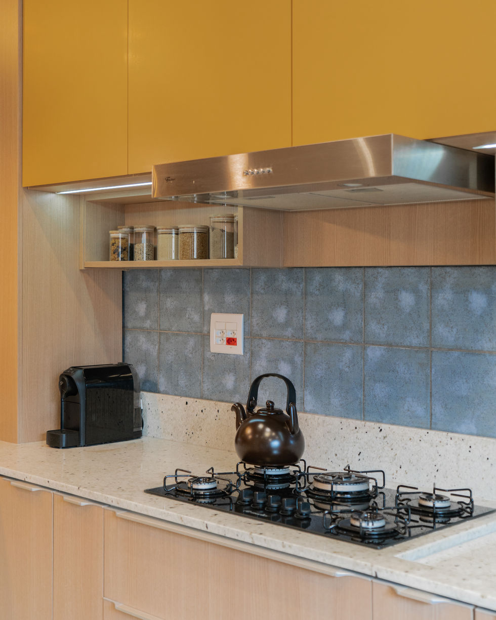 Iluminação Estratégica: A iluminação desempenha um papel importante na valorização dos detalhes e cores do espaço. Luminárias estrategicamente posicionadas podem realçar as peças artesanais na parede, criar um ambiente acolhedor na cozinha e destacar os pontos focais do ambiente.