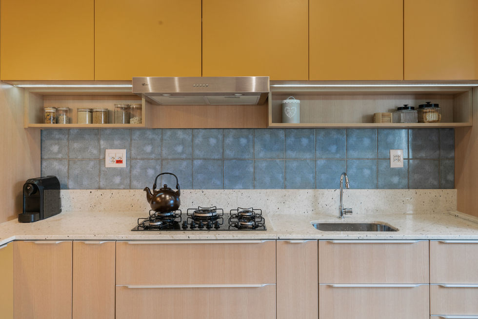 Tampo de Granito Branco Pitaia: A escolha do granito branco pitaia para os tampos da cozinha é uma excelente opção. Além de proporcionar um visual elegante, o granito é durável e fácil de limpar, o que é fundamental em uma área de preparo de alimentos. A cor clara do granito também contribui para manter a sensação de espaço aberto e iluminado.