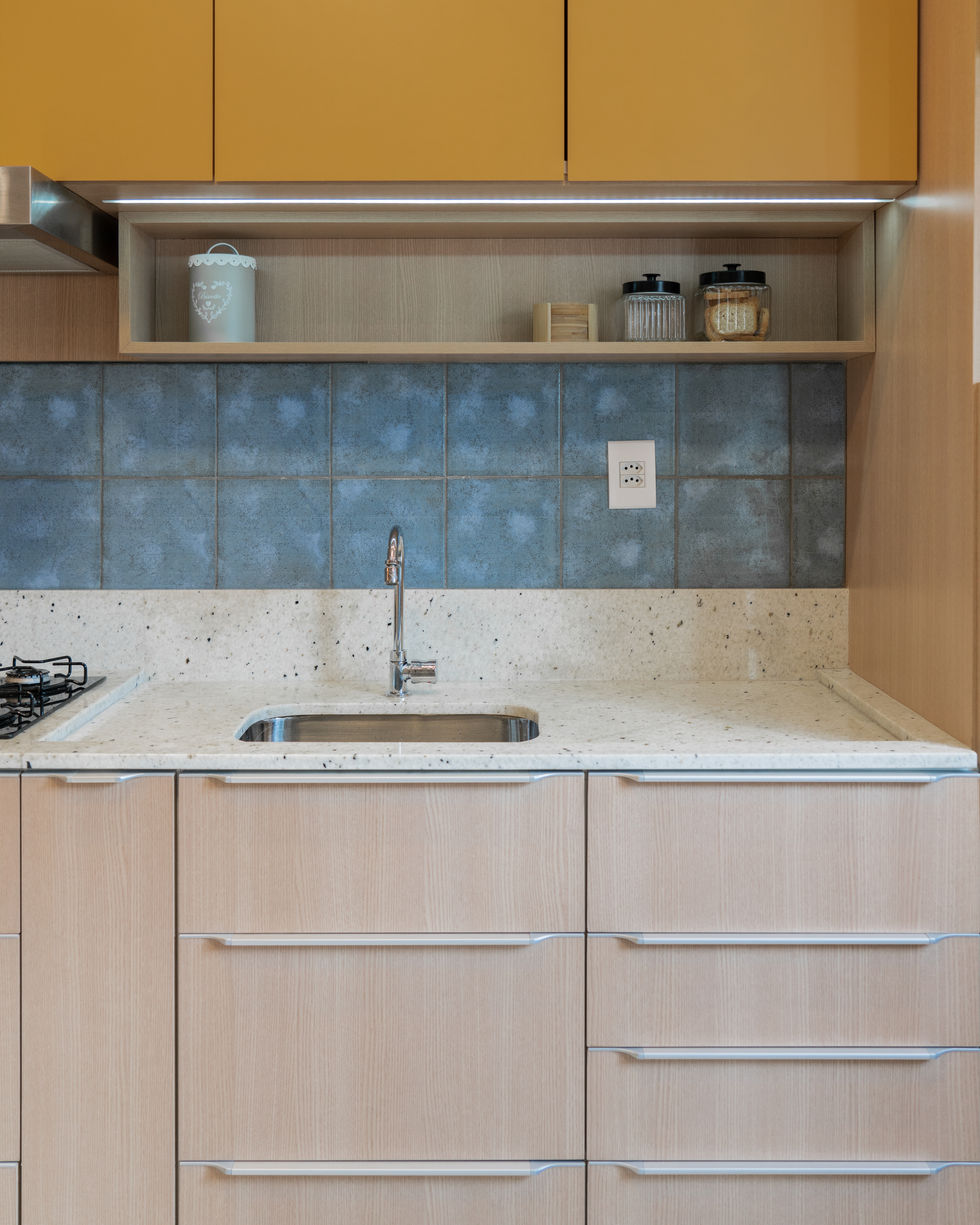 Reforma feita em uma casa existente e a moradora gosta de detalhes e cor, adaptamos o ambiente para os itens existentes. A parede colorida - de peças artesanais- foi quem permeou as escolhas do projeto. Toda cozinha em MDF duratex e feita sob medida com tampos em granito branco pitaia.