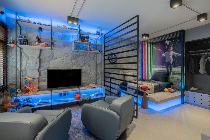 
Dormitório de menino com espaço para todas as atividades, dormir, estudar, ler, jogar vídeo game, guardar seus pertences, por exemplo skate, bicicleta, patins, bola, brinquedos, jogos, 
Neste ambiente ele tem televisão, jogo de dardo, cama, roupeiro, cadeira, bancada de estudos e também mochilas e outros itens. 
Dormitório feito sob medida em MDF da BERNECK e pintado com com tintas coral. Piso e algumas paredes revestidas em porcelanato Portinari.
