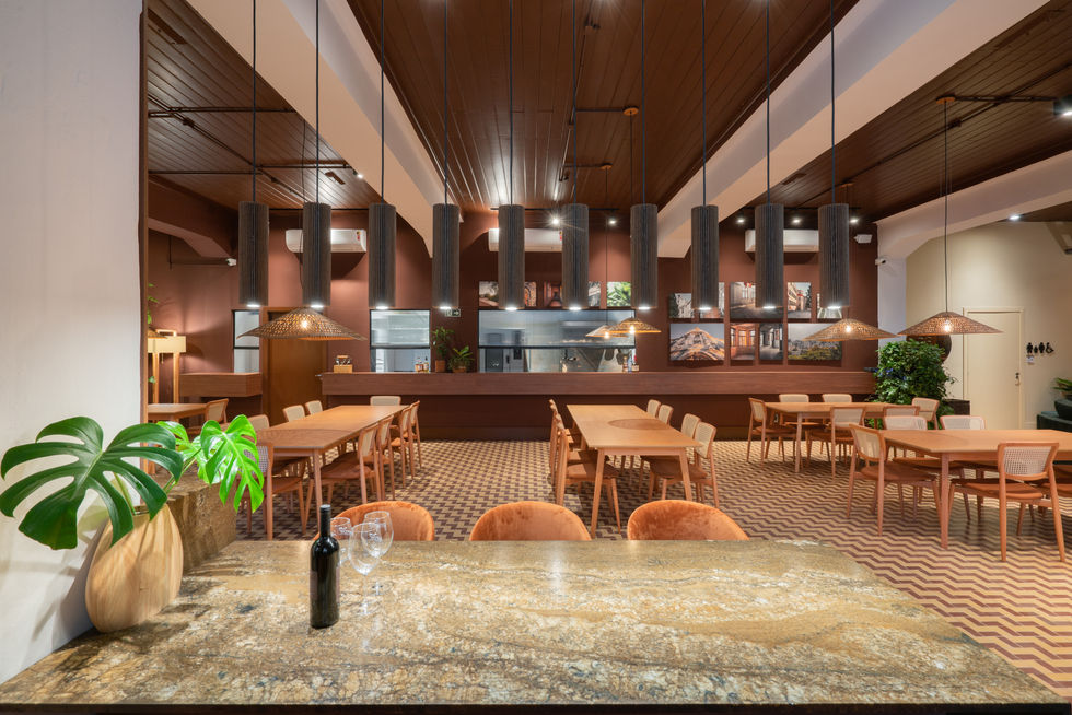 A gastronomia e cultura latino-americana inspirou a criação do restaurante Lechuza em #casacorrs30anos. Aclaene de Mello assinou o projeto que abriga um winebar e traz cores quentes e inusitadas para criar uma atmosfera de aconchego. Moveis da Jmarcon e Tampos em pedra da Sabagram, valorizam o decor.