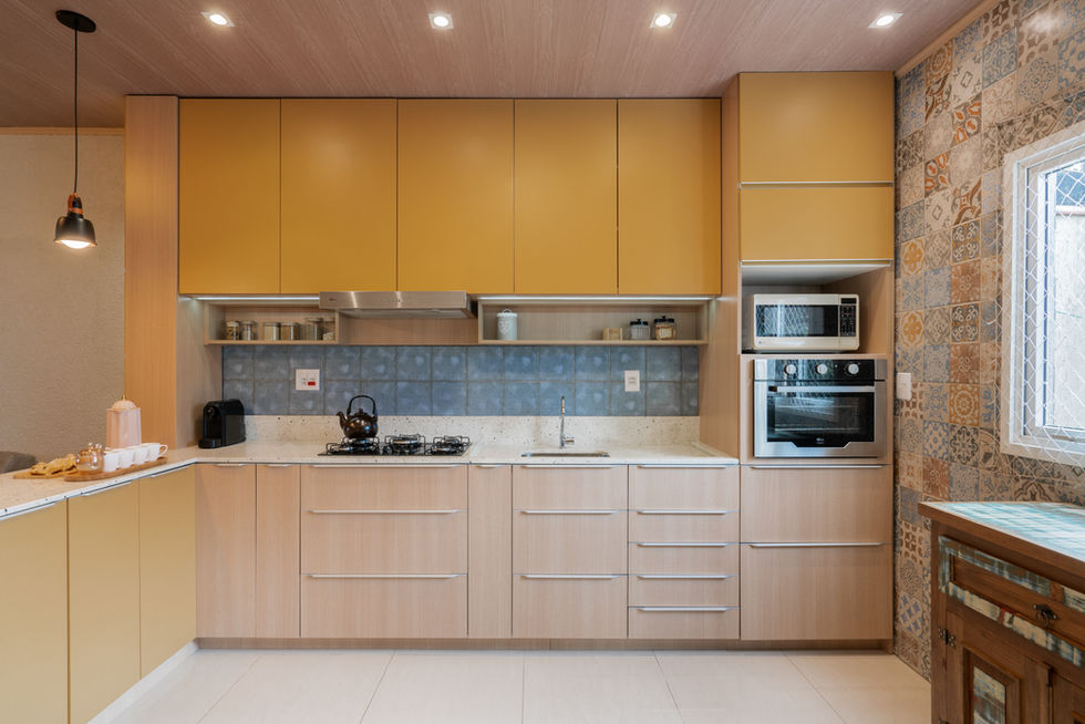 Funcionalidade e Estilo: Além de priorizar a estética, é essencial que o espaço seja funcional. A cozinha bem projetada oferece espaço de armazenamento adequado, superfícies de trabalho eficientes e uma disposição que facilite o fluxo de trabalho.
Neste projeto de reforma, a moradora pôde expressar sua individualidade e paixão por detalhes e cor, criando um espaço que é verdadeiramente único e pessoal. A combinação de elementos artesanais, mobiliário sob medida e uma paleta de cores vibrantes fazem deste ambiente um reflexo autêntico da personalidade da moradora e um local acolhedor para viver e conviver.