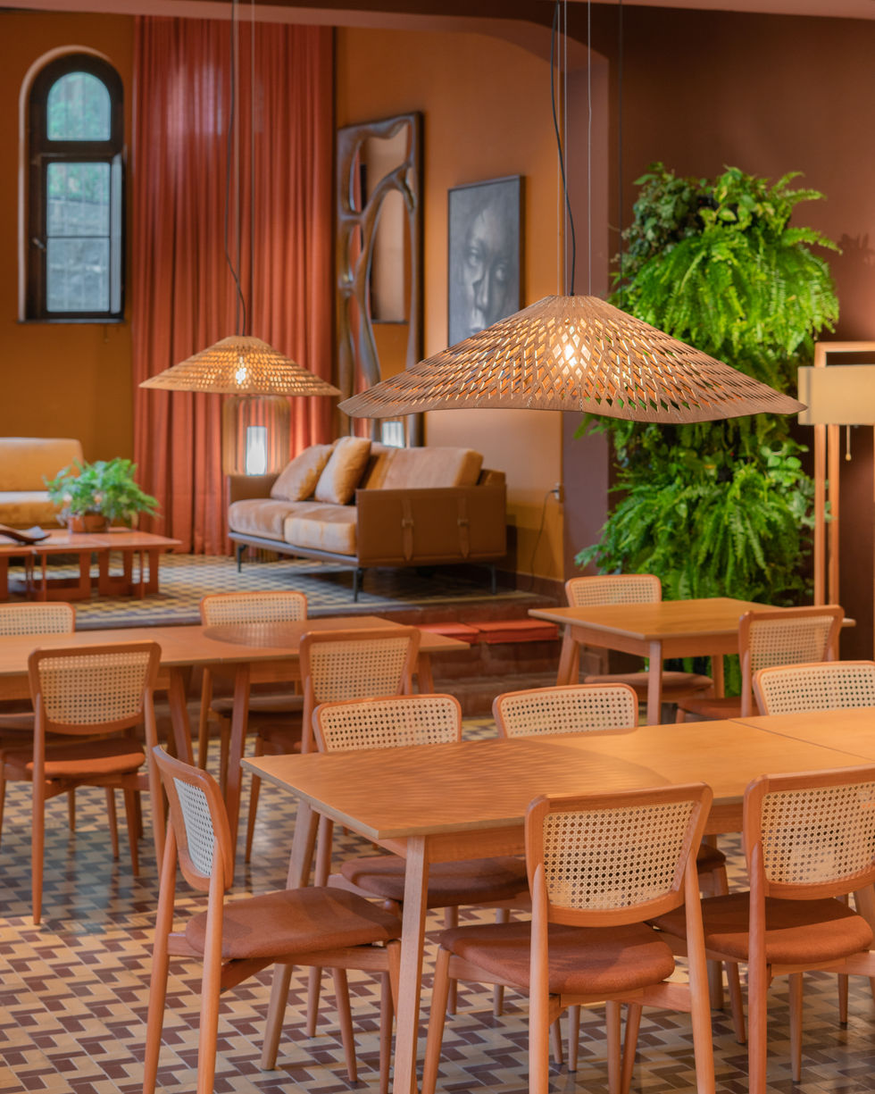 A gastronomia e cultura latino-americana inspirou a criação do restaurante Lechuza, o projeto que abriga um winebar e traz cores quentes e inusitadas criam uma atmosfera de aconchego.  A iluminação fica a encargo da Attimo e sua coleção Carimbó.