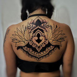 Tatuagem ornamental Indiano de costas