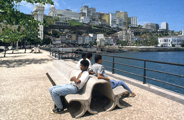 Banco pré-fabricado em argamassa armada_Fonte Instituto JFL.tif