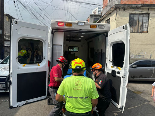 Se electrocuta y deja sector residencial sin luz en la Industrial