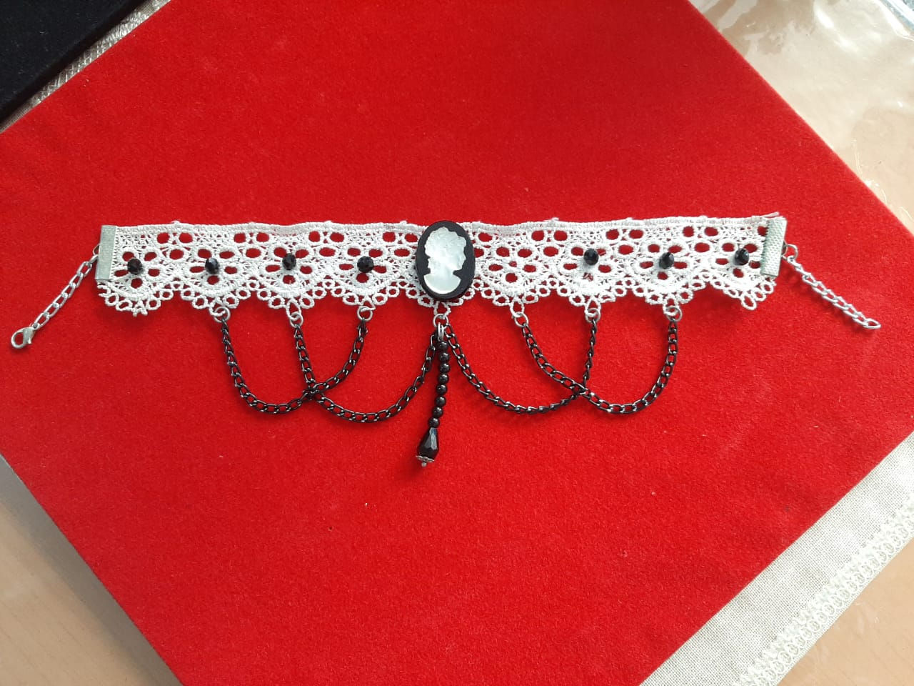 COLLAR BLANCO CON CAMAFEO