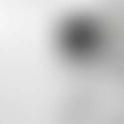 Comparaison visuelle entre un simple plan de rénovation côté gauche et un bureau d'architecte avec études techniques détaillées côté droit, illustrant le travail invisible derrière chaque projet de rénovation pour particuliers.