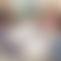 Architecte présentant des plans de maison à rénover à un couple de propriétaires.