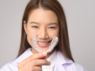 Viajar com Alinhadores (Invisalign): Itens essenciais para levar na mala e dicas de higiene para sua viagem.