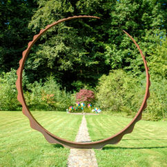 Eisenplastik auf dem Friedhof Zollikerberg für frühverstorbene Kinder (Sternenkinder) Projekt von Bildhauer Horst Bohnet