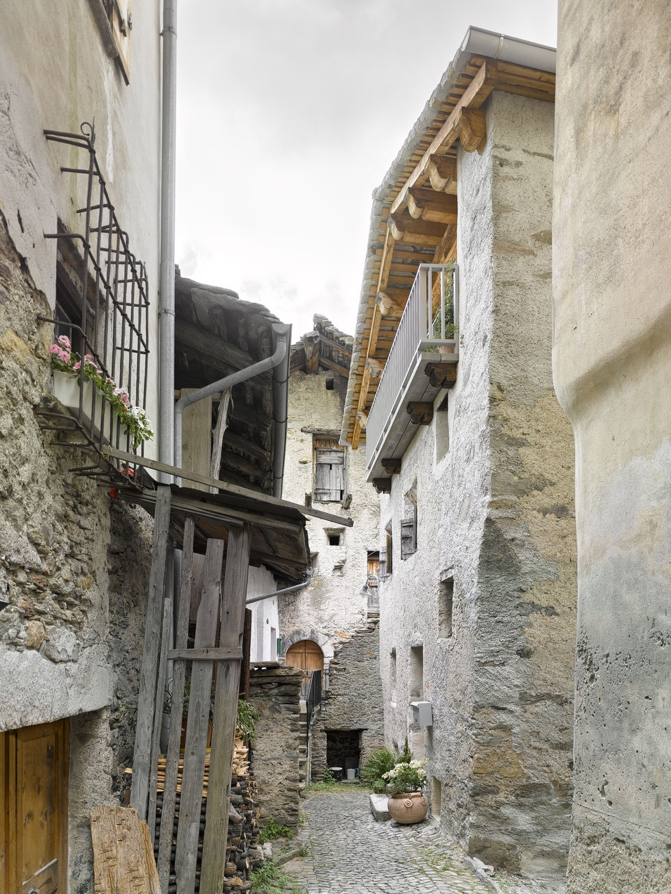 Enge Gasse mit Steinhäusern in Soglio