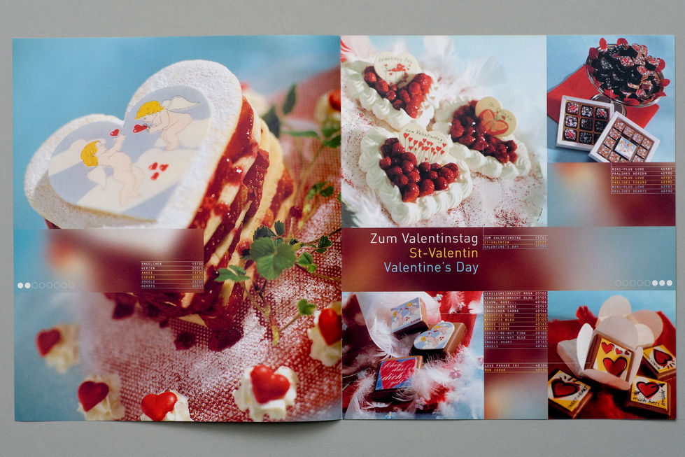 Geschichtete, herzförmige Sablé mit Erdbeerfüllung