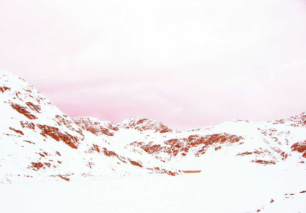 Ausschnitte von Schneebergen am Horizont mit Pastelltönen
