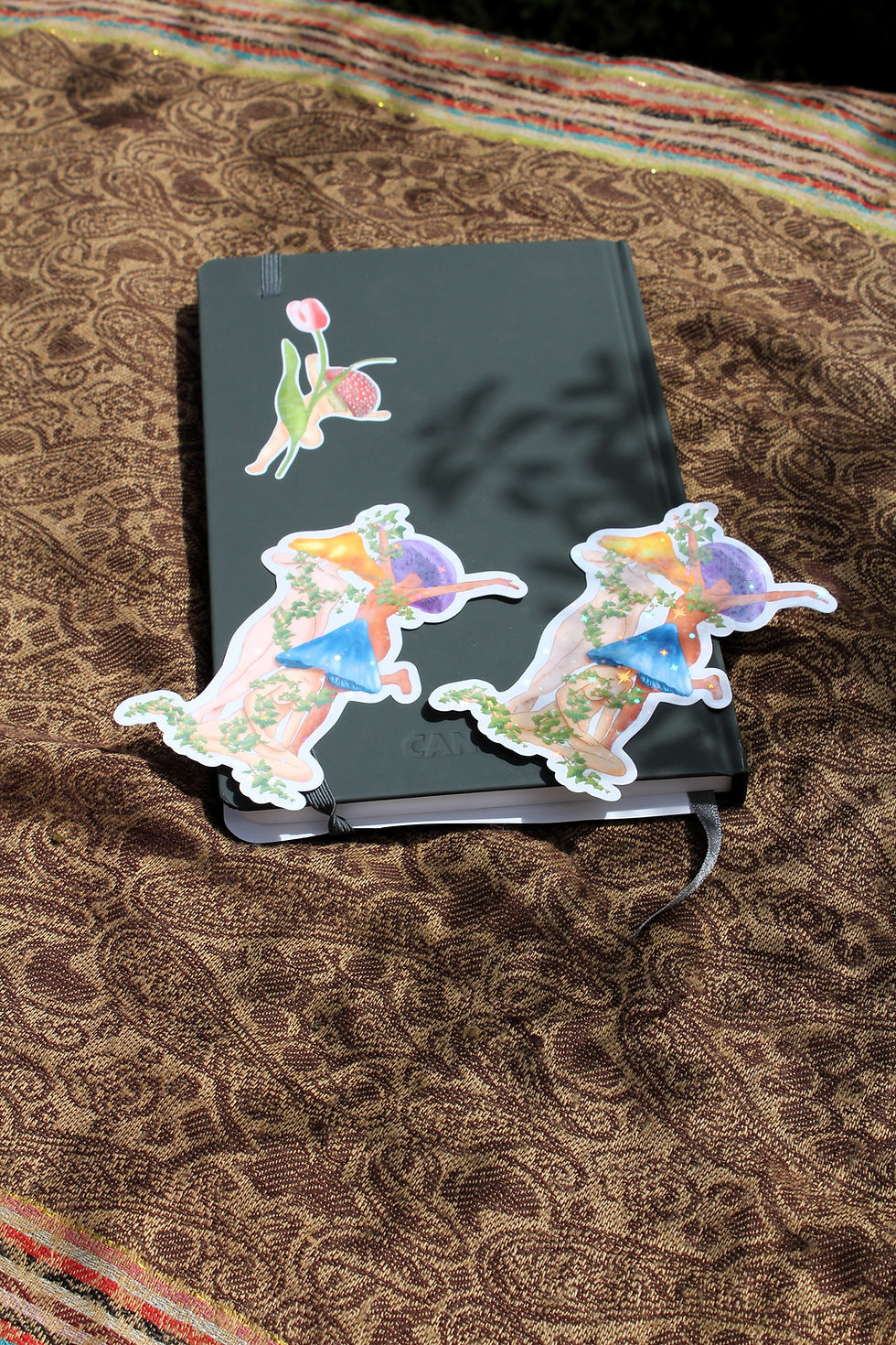 Miniature : Sticker trio de femmes champignons pailleté – Autocollant féerique nature