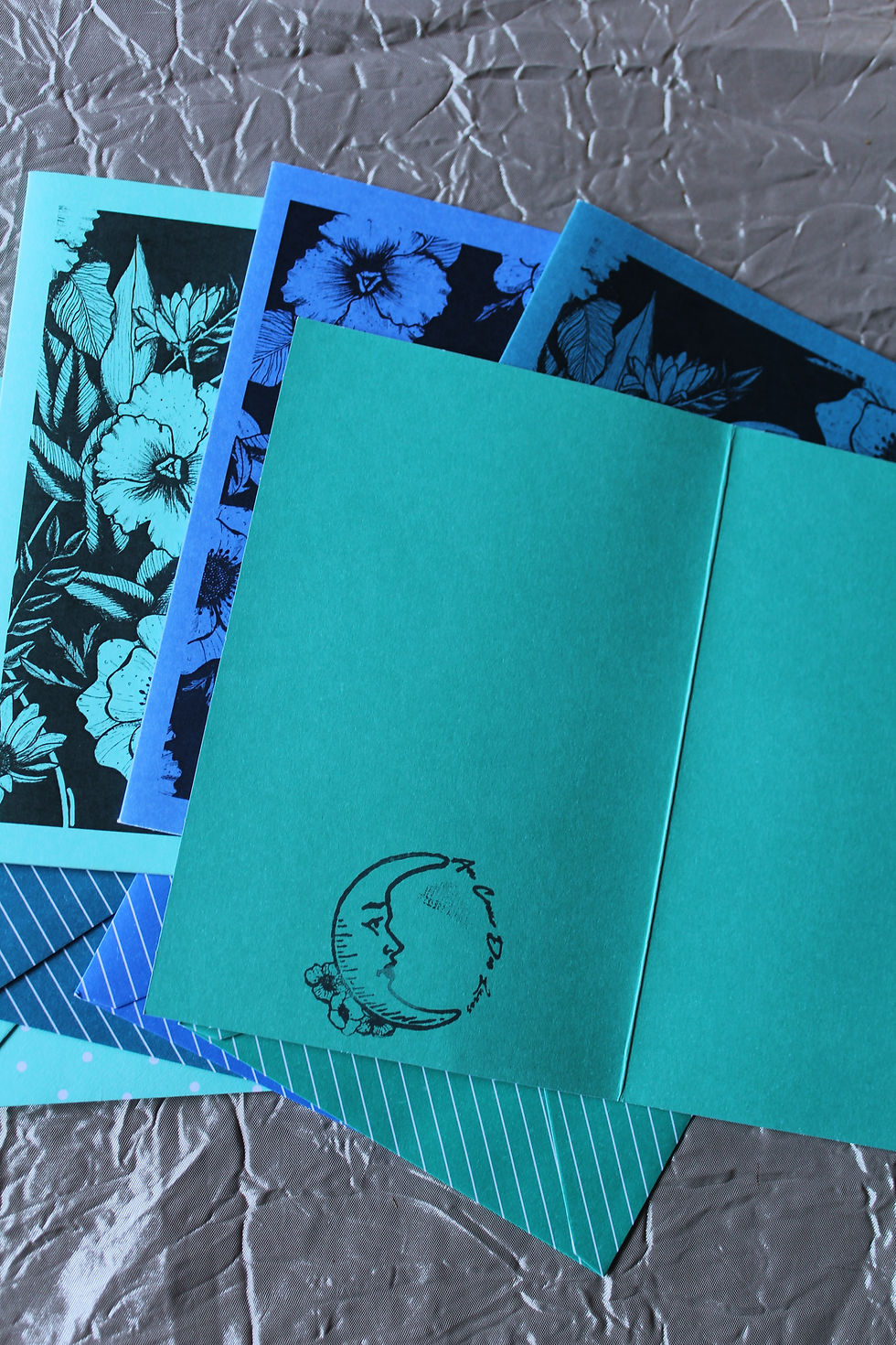 carte double avec dessin florale noir représentant des anémones