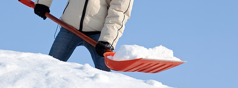 Schnee schaufelt Winterdienst Winterdienst Dresden Umgebung Schneeschieben günstig schnell Preiswert Split Streuen