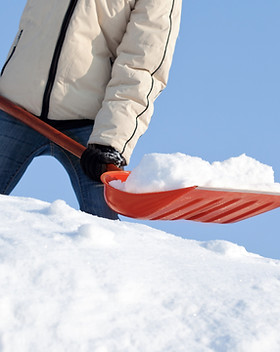 Schnee schaufelt