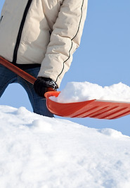 Schnee schaufelt