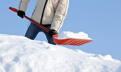 Schnee schaufelt