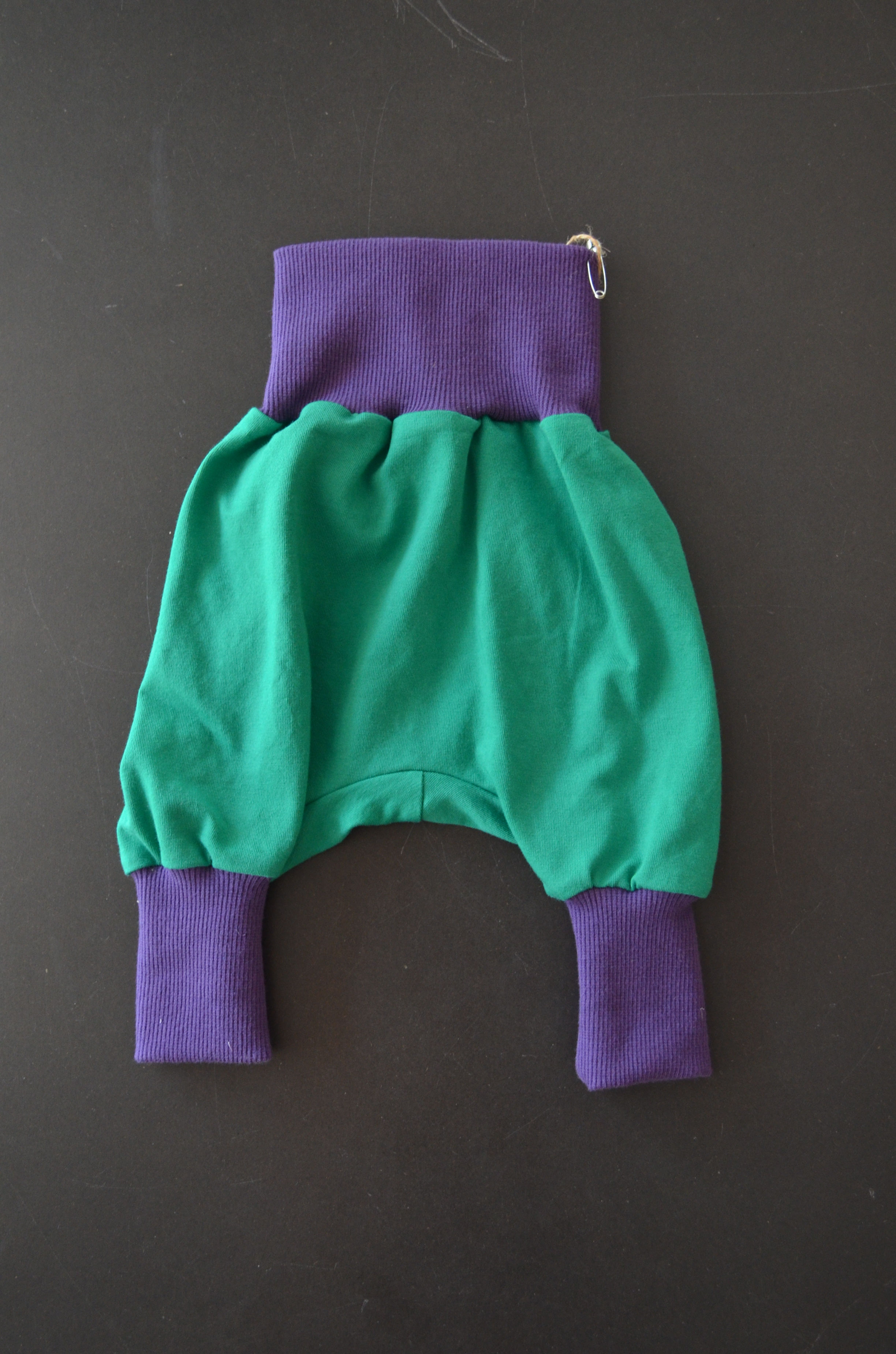 Pumphose grün,lila in Größe 50-62