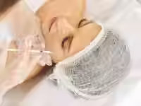 Ein Foto einer Frau bei der Mesotherapie, welches die Mesotherapie bei RheinÄsthetik in Köln symbolisieren soll.